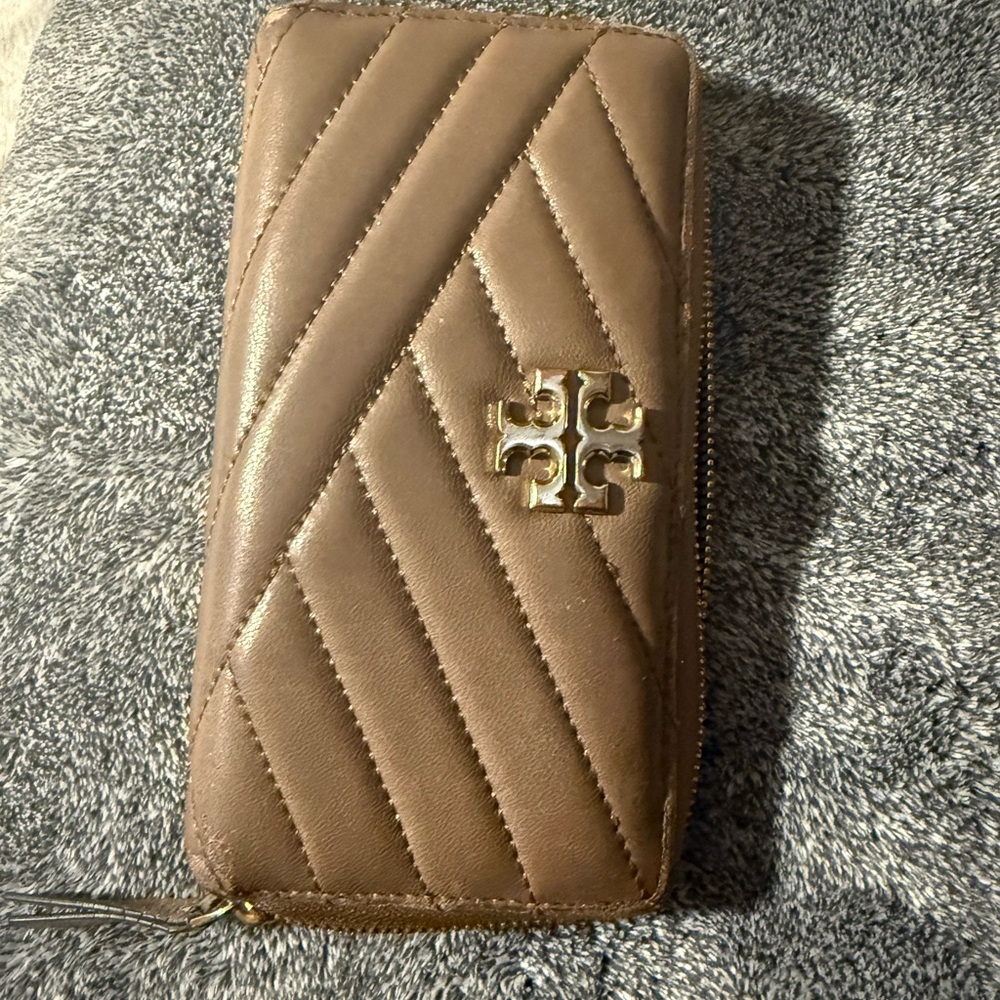 Tory Burch Tan Quilted Wallet - Picture 2 of 8